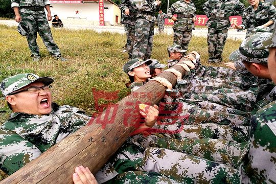 北京军训公司:拓展训练让个人与团队严密交融