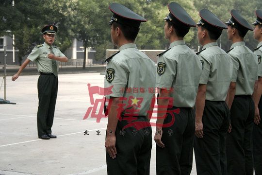 北京军训：军事教官是严格管理、教书育人的引导者