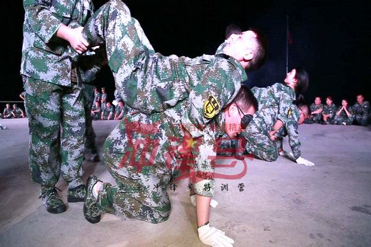 北京军训:没有不可能,绝不惧怕失败