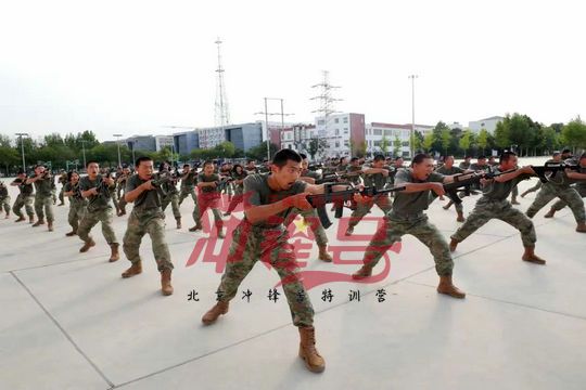 北京军训:弱者等待机会,强者创造机会