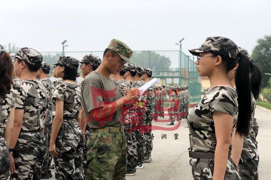 北京军训:人就是要行得正,站得直