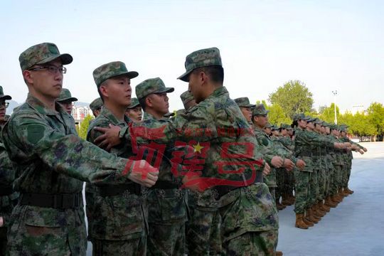 北京军训:多余的东西都是负担,面对压力要学会自我释放