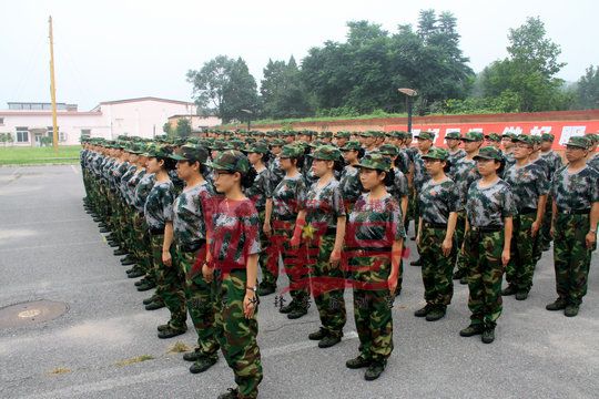 北京军训：军人的第一件事情就是学会服从