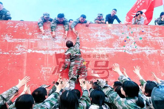 北京军训：只有勇敢精神才能让平凡的人取得惊人的成绩